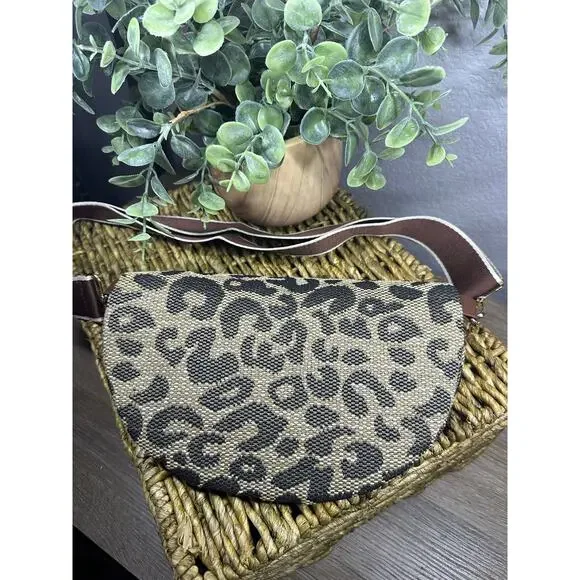 Crossbody Bags for Women Sling Chest Bag Leopard Pattern Fanny Pack Zipper - Picture 2 of 3